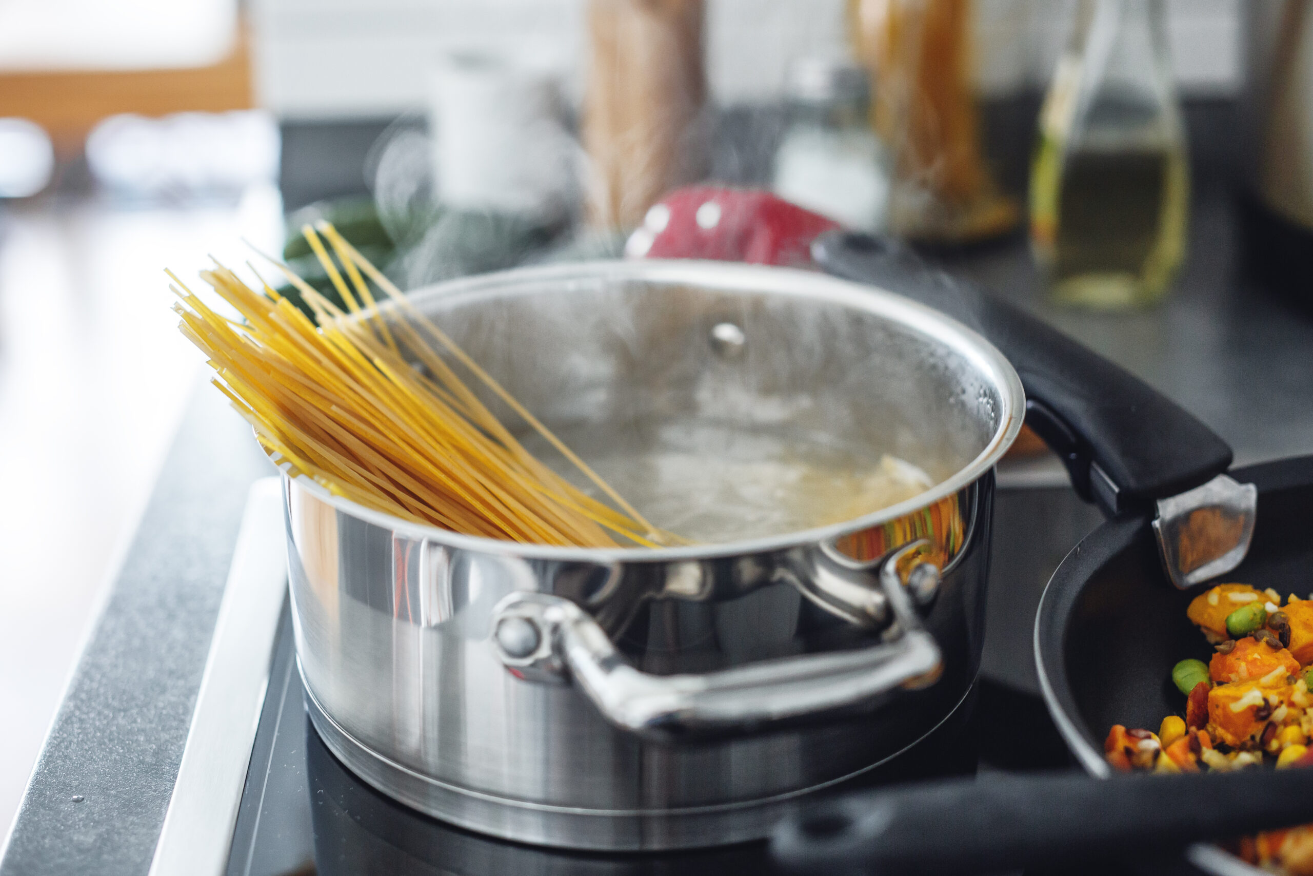 Here's how to use a pasta pan the Italian way